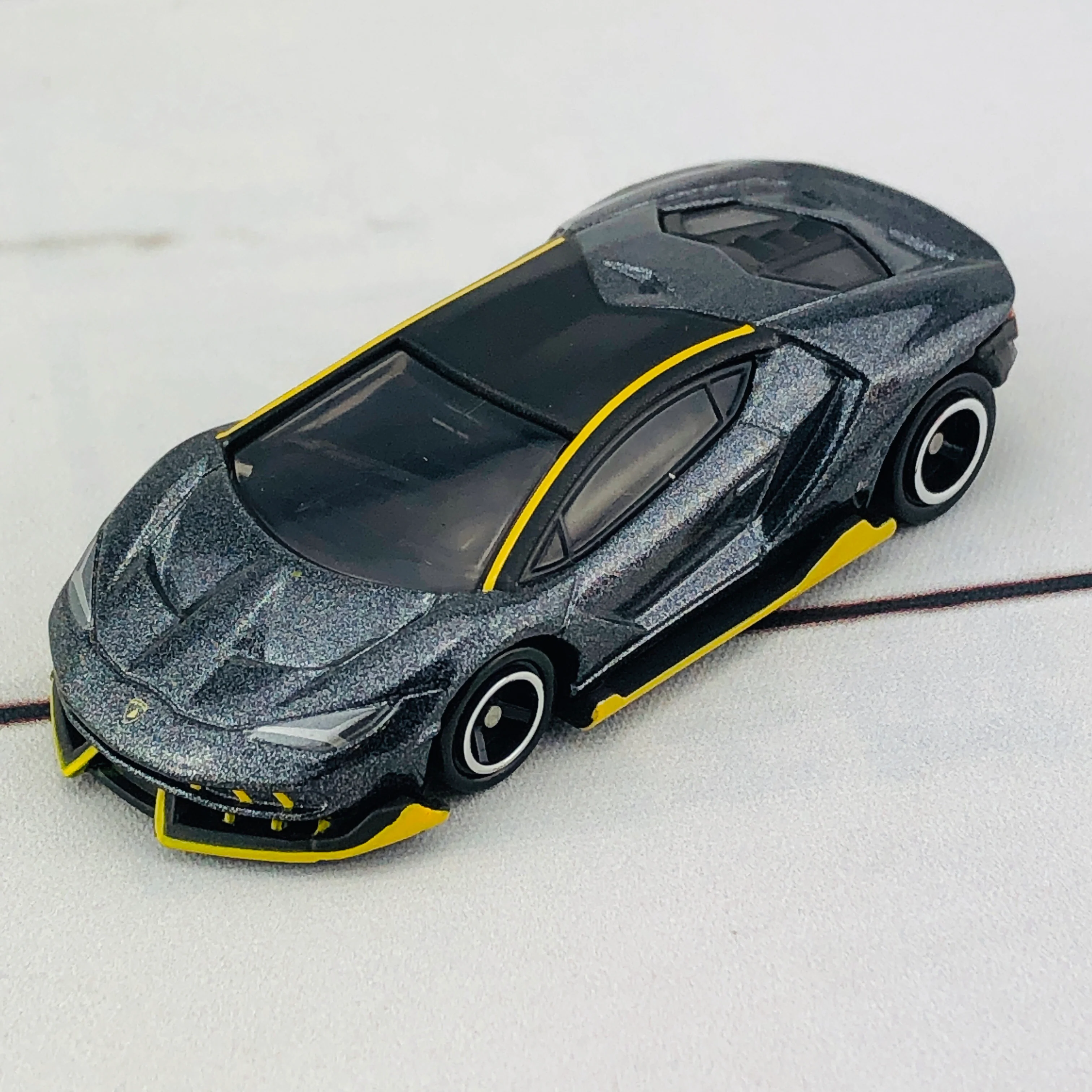Tomica 81 Lamborghini Centenario - Image 4