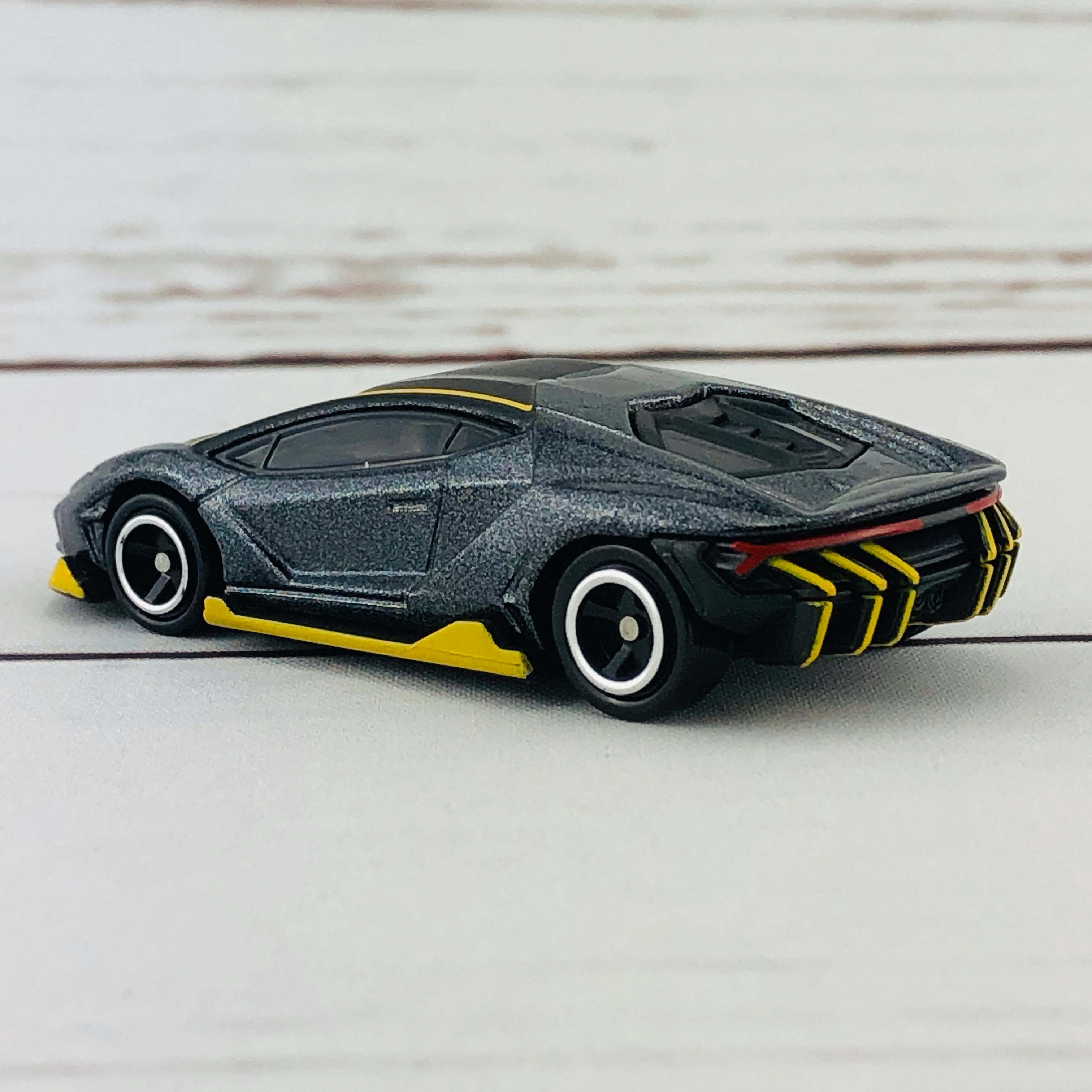 Tomica 81 Lamborghini Centenario - Image 5