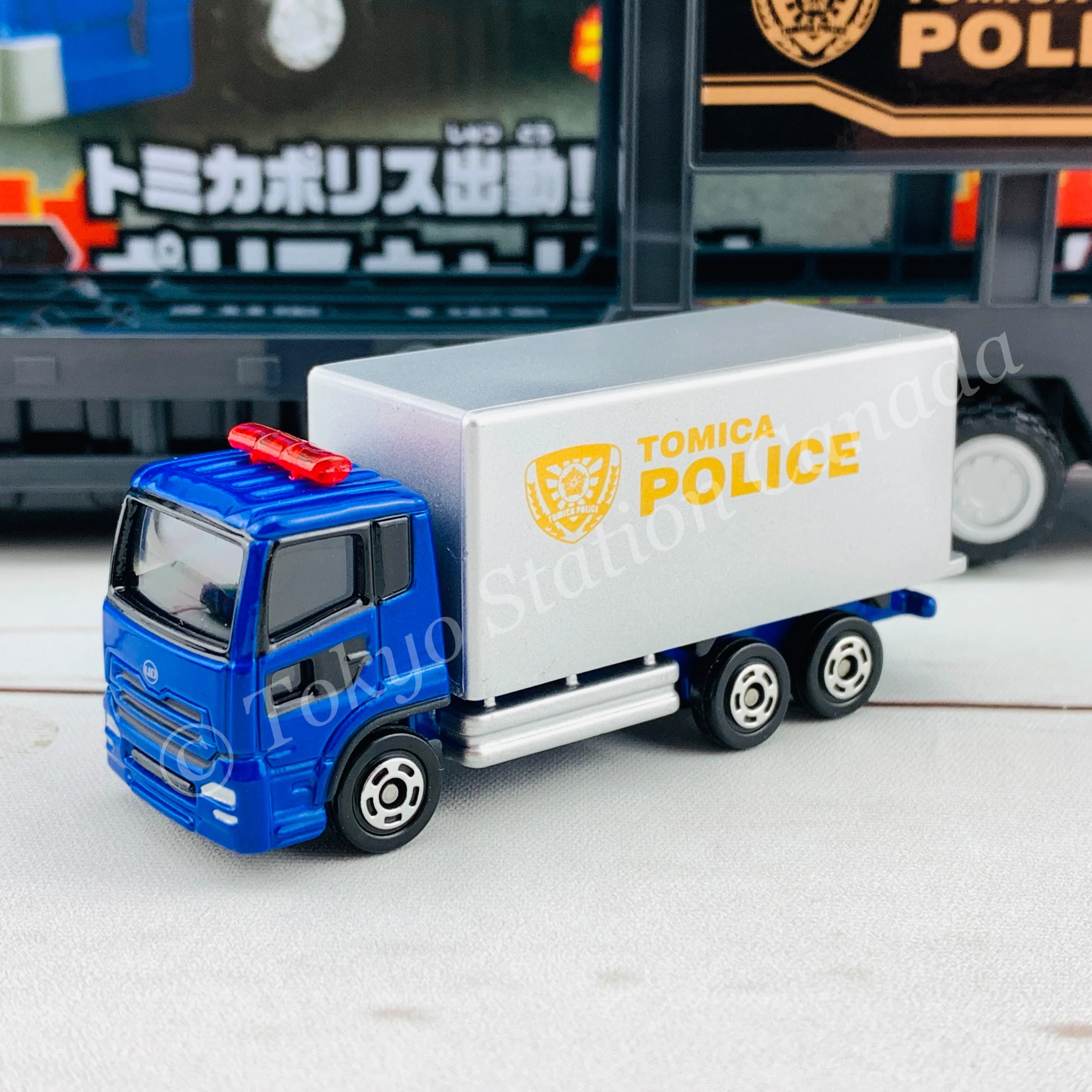 TOMICA Police Car Carrier Set 4904810175988 - Image 5