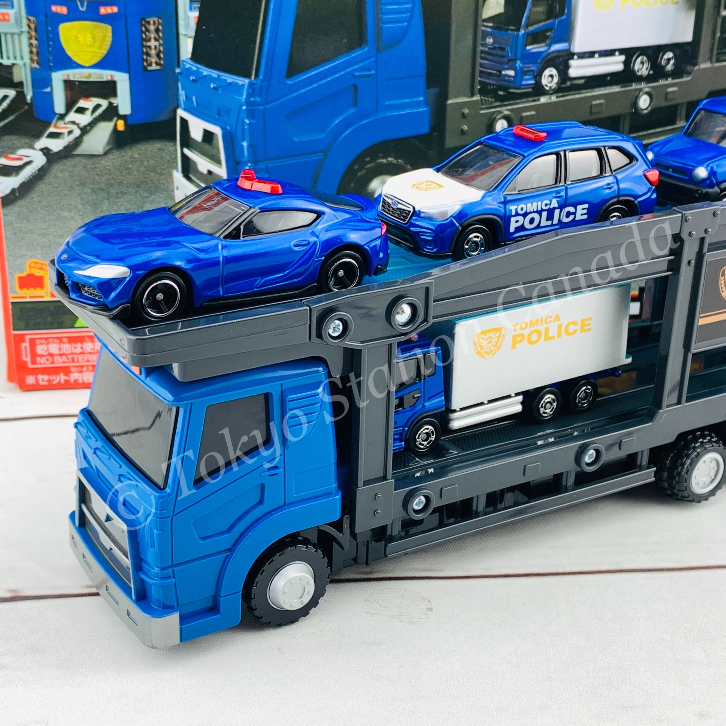 TOMICA Police Car Carrier Set 4904810175988 - Image 7
