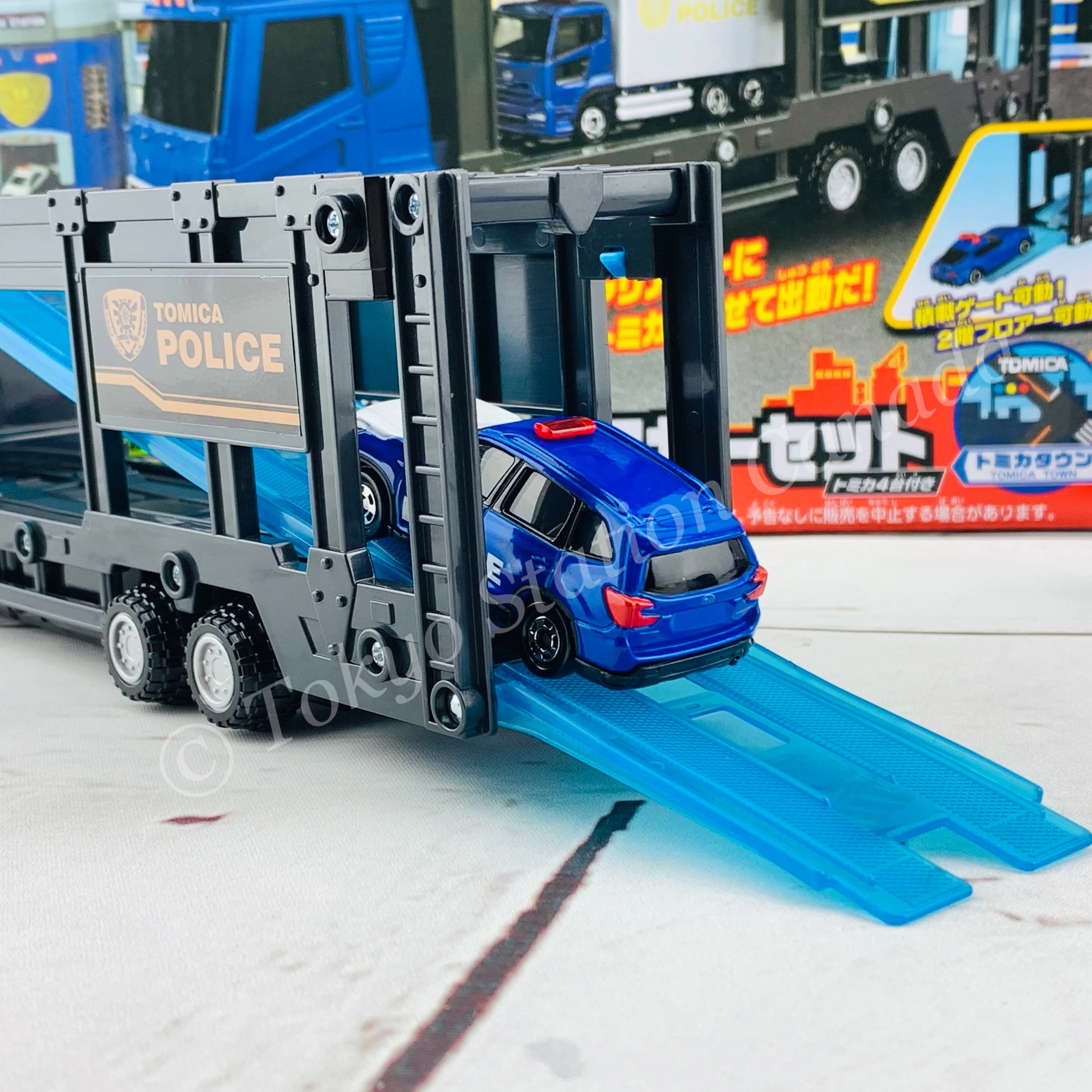 TOMICA Police Car Carrier Set 4904810175988 - Image 9