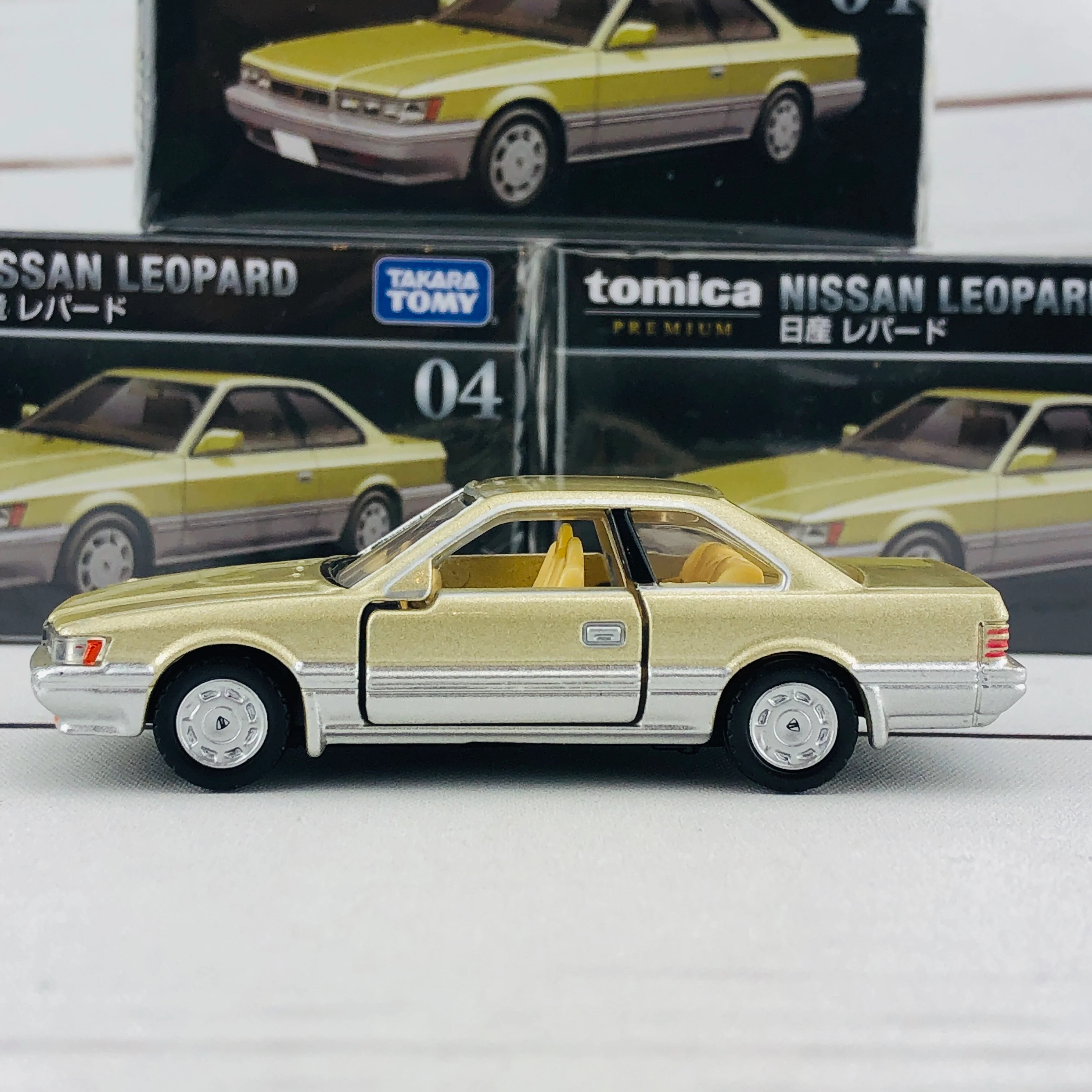 Tomica Premium 04 Nissan Leopard 1/63 - Image 2