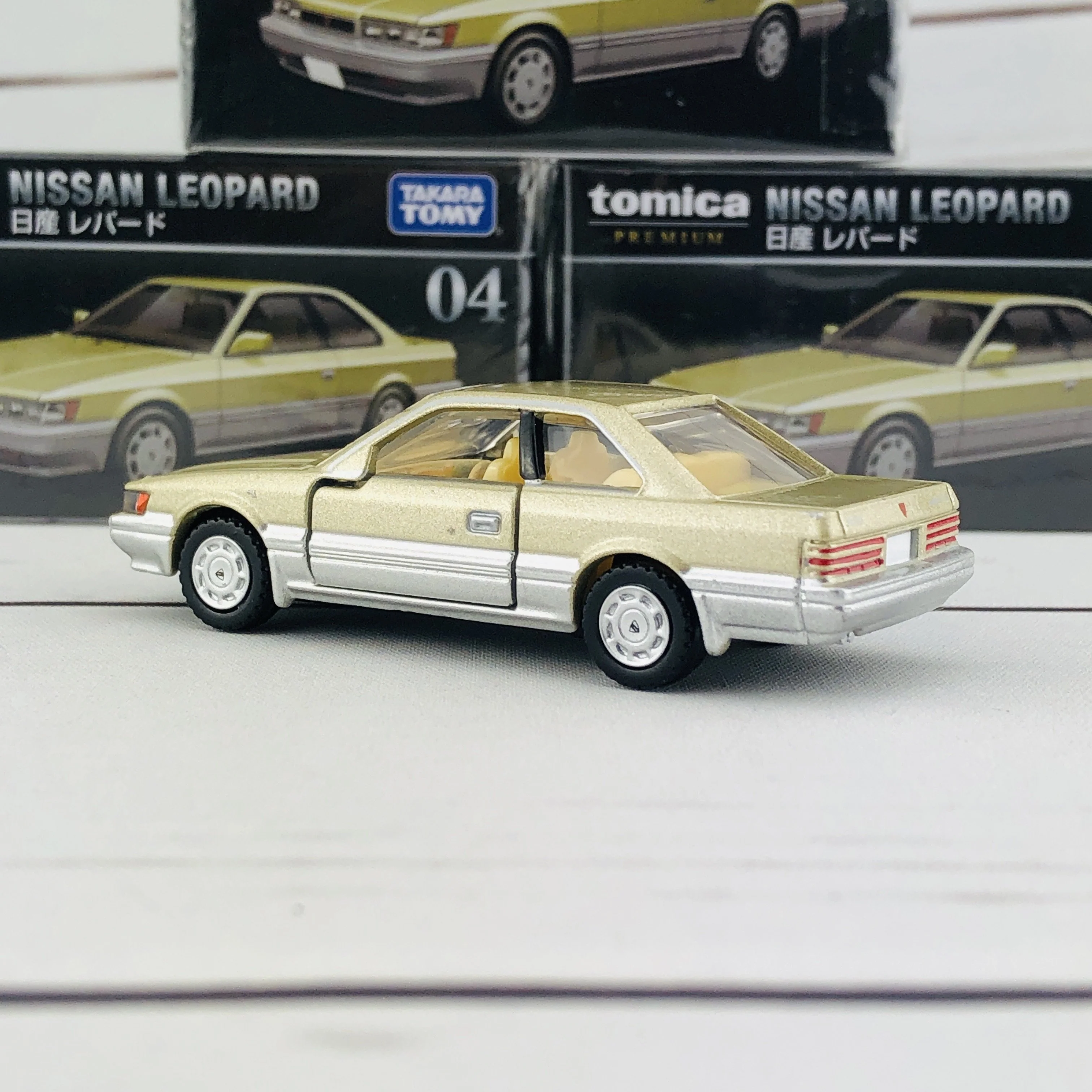 Tomica Premium 04 Nissan Leopard 1/63 - Image 3