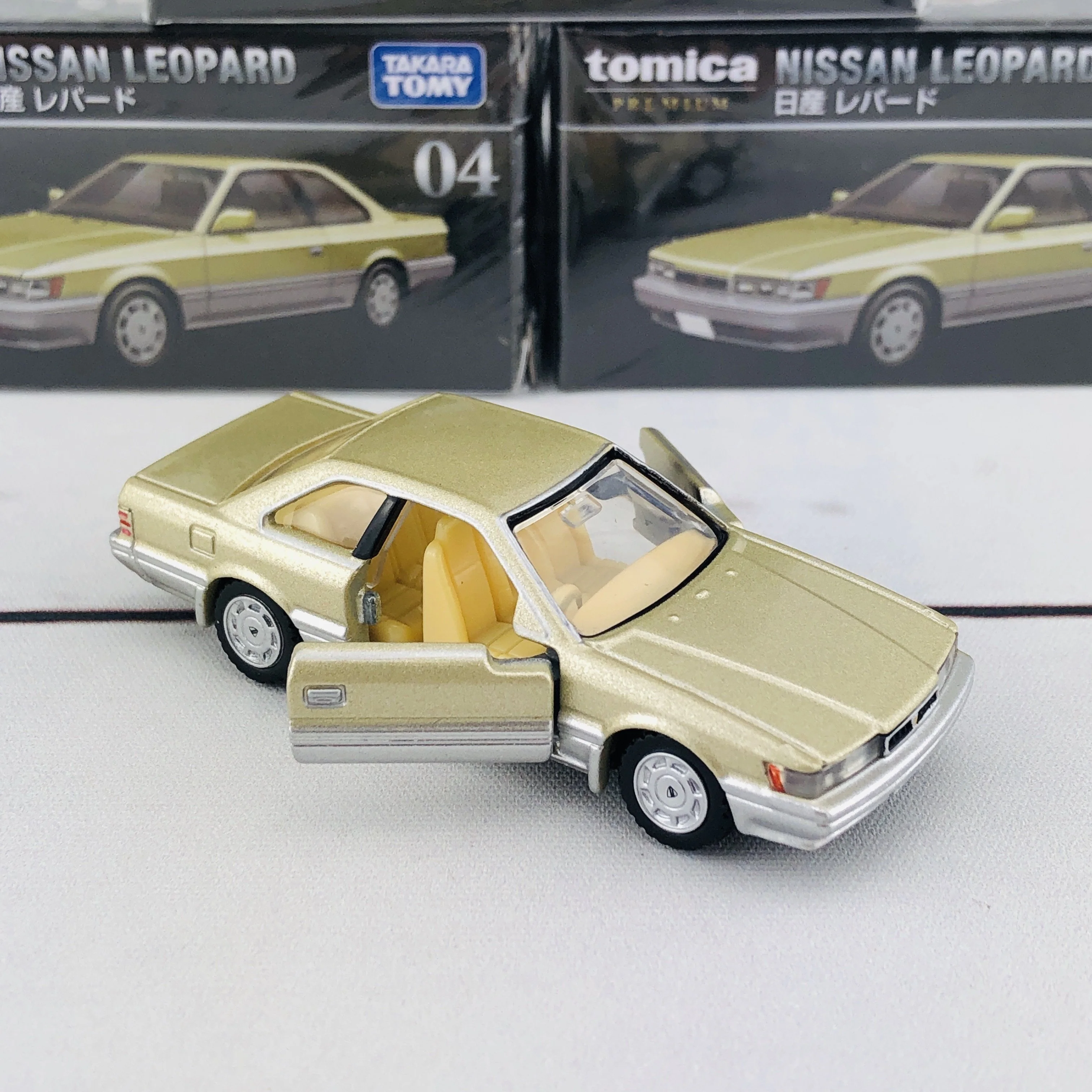 Tomica Premium 04 Nissan Leopard 1/63 - Image 4