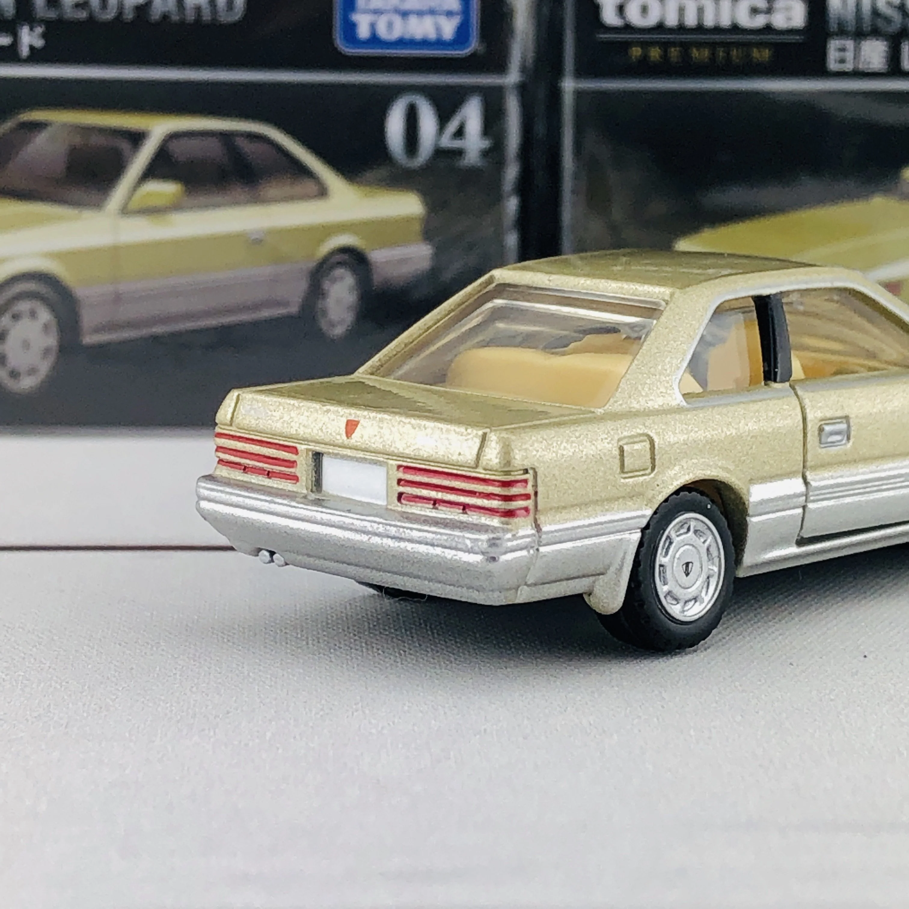 Tomica Premium 04 Nissan Leopard 1/63 - Image 5