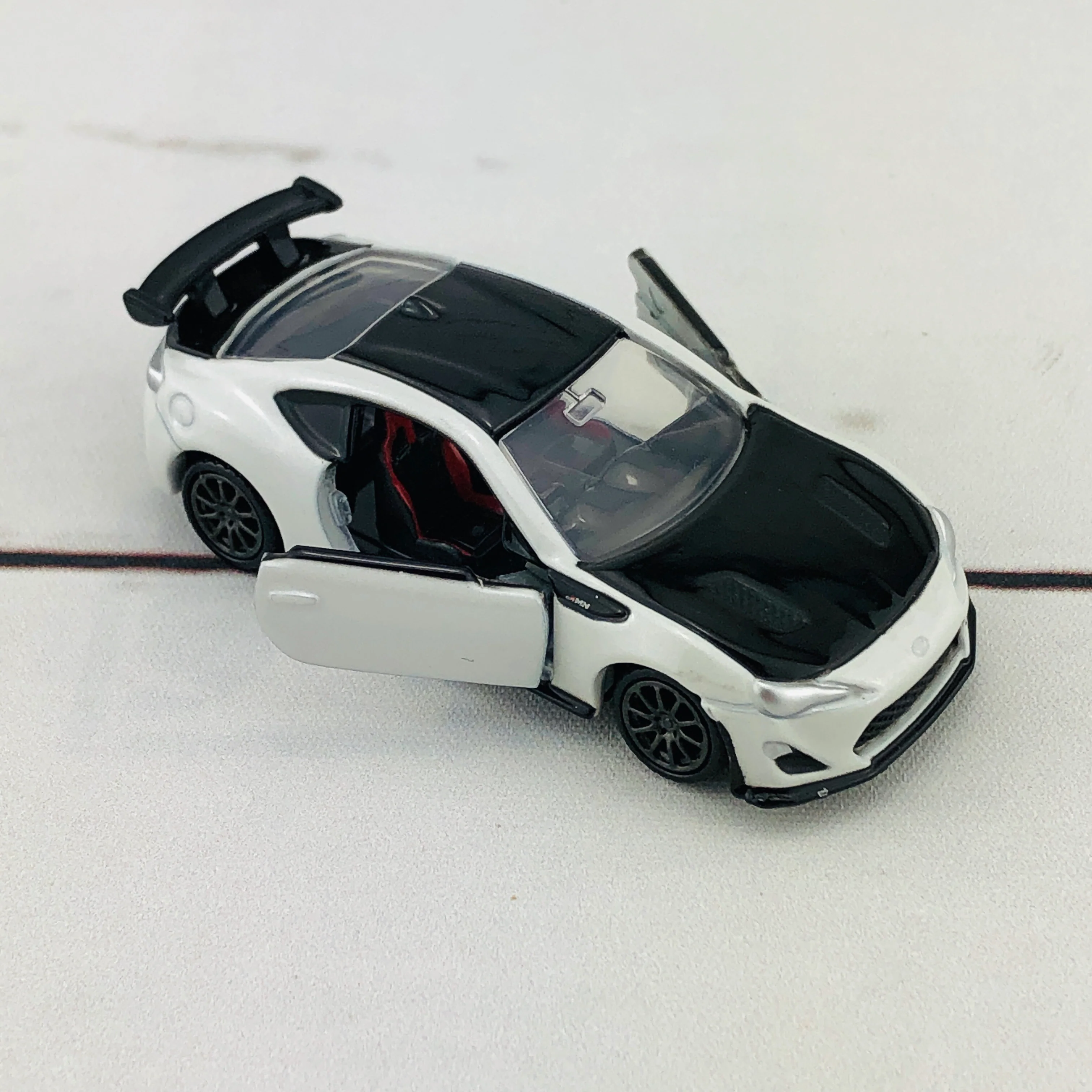 Tomica Premium No.16 Toyota 86GRMN - Image 4