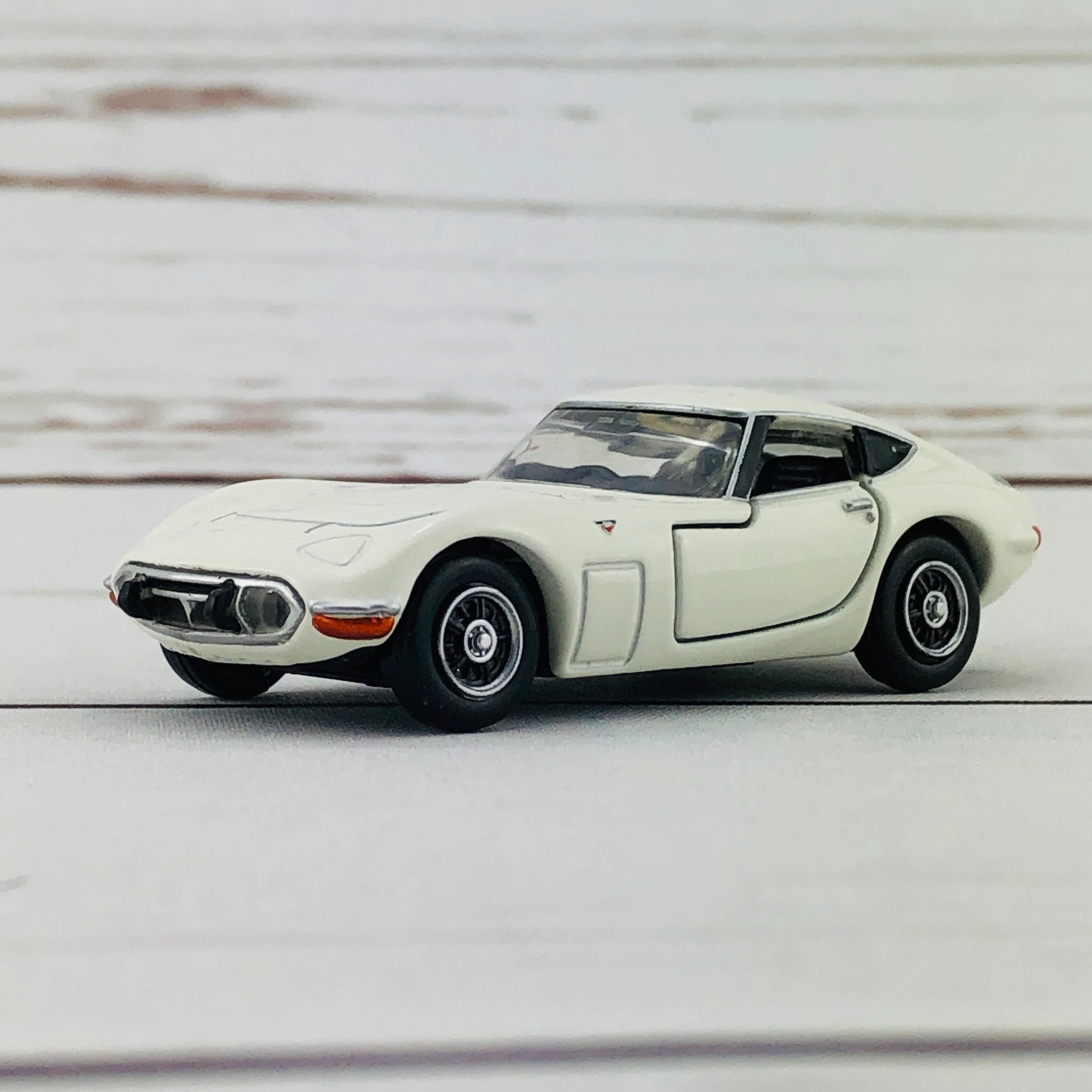 Tomica Premium 27 Toyota 2000GT - Image 5