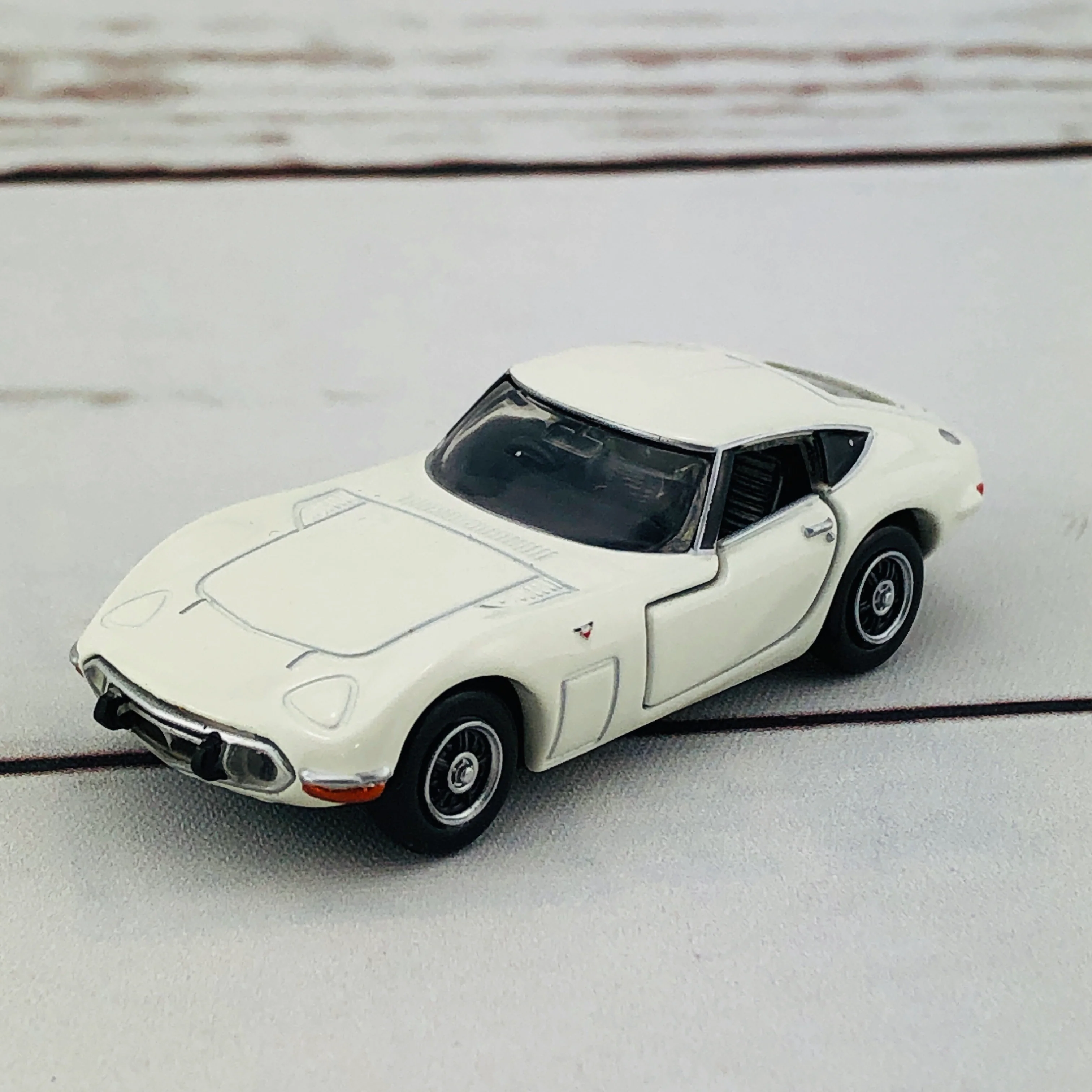 Tomica Premium 27 Toyota 2000GT - Image 6