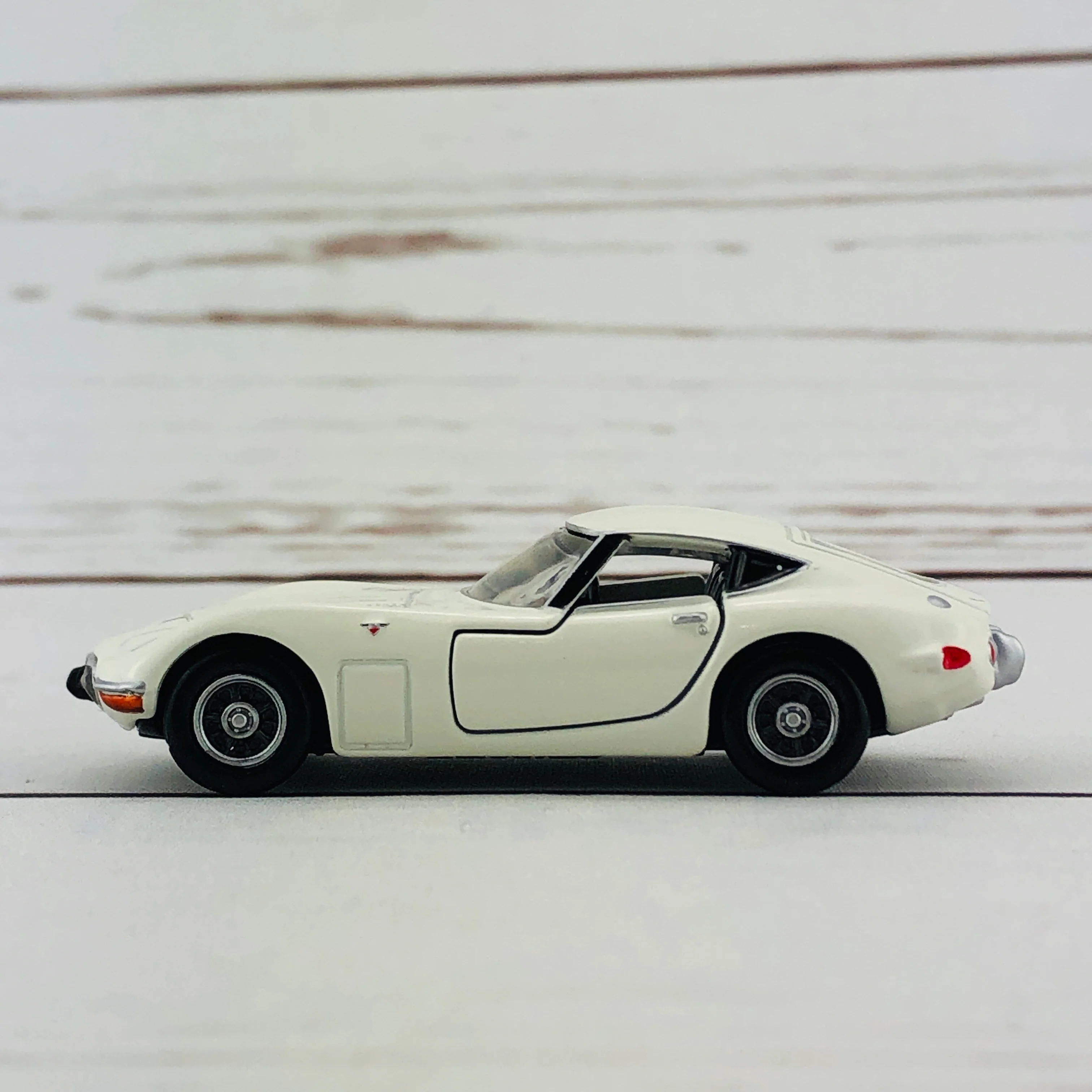 Tomica Premium 27 Toyota 2000GT - Image 7