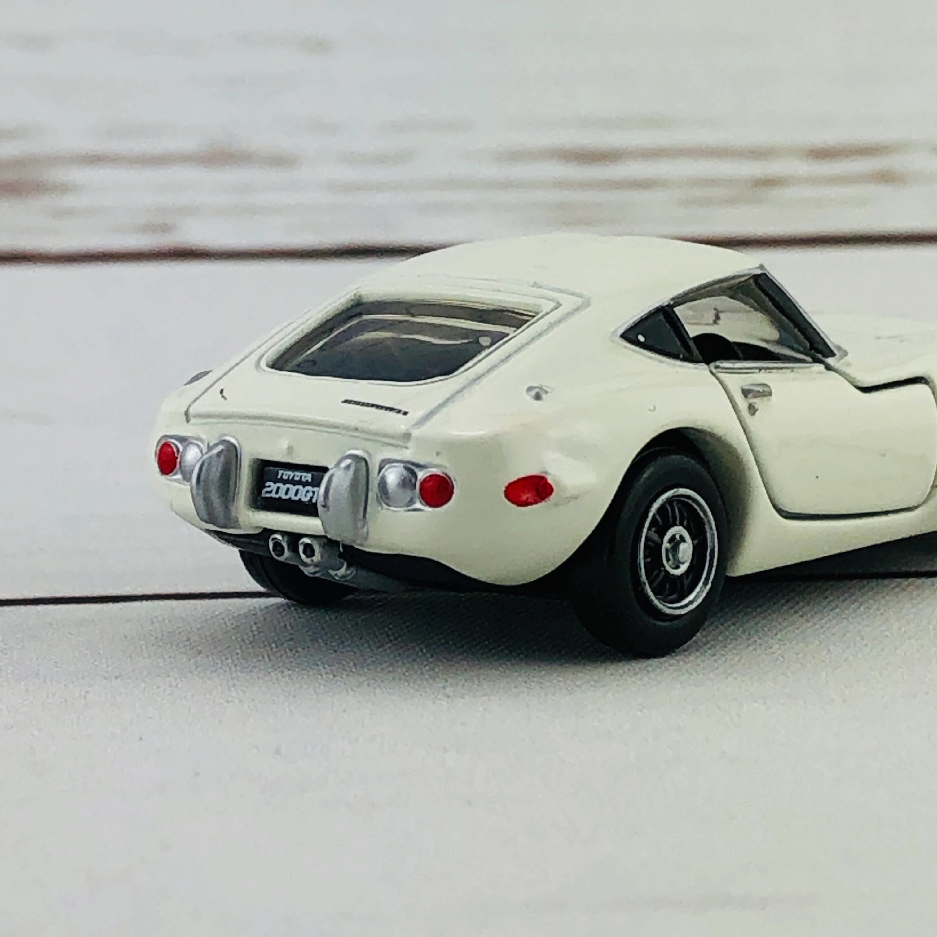 Tomica Premium 27 Toyota 2000GT - Image 9