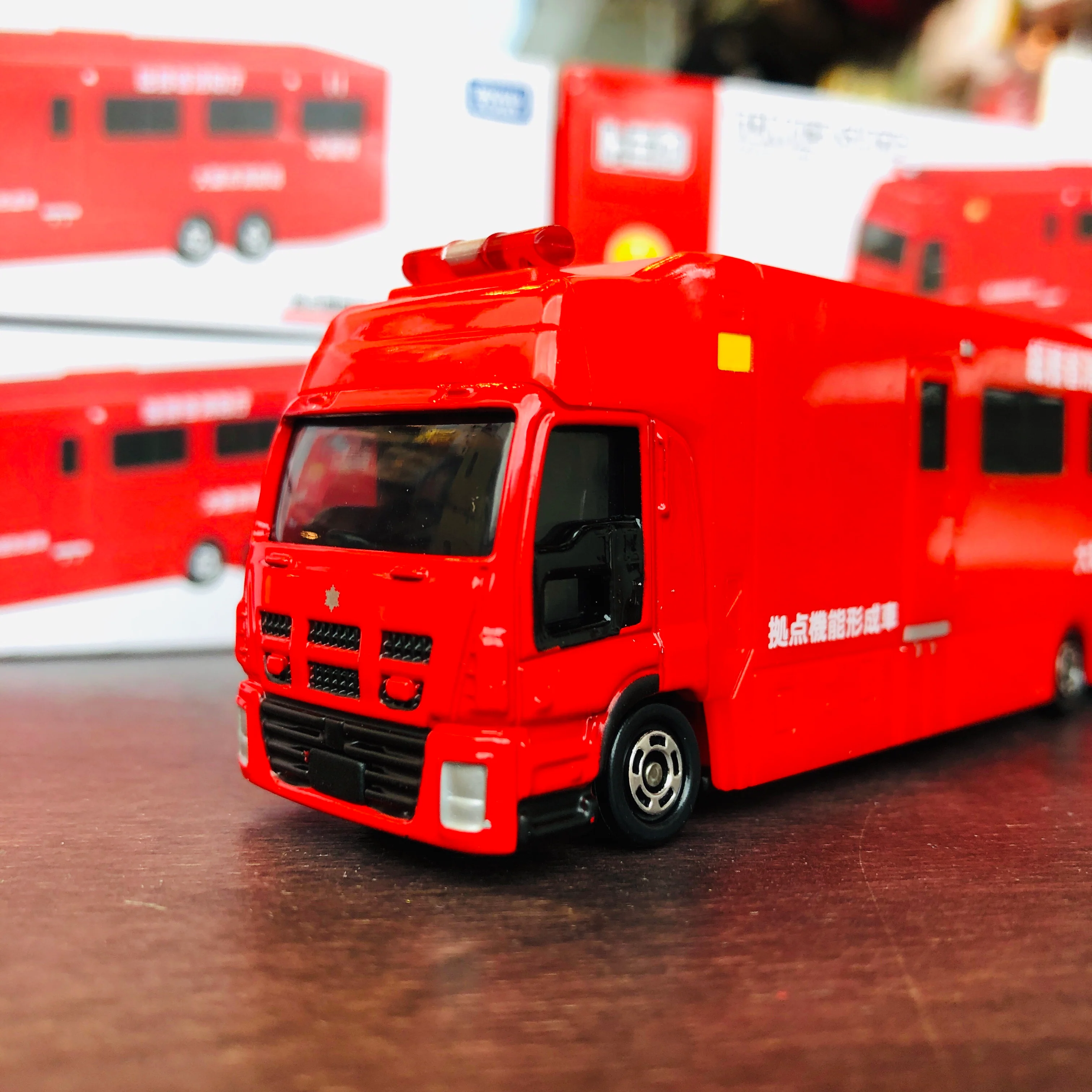 Tomica Shop Original Model Isuzu Giga Base Funcional Formable Truck Osaka Fire Department - Image 3