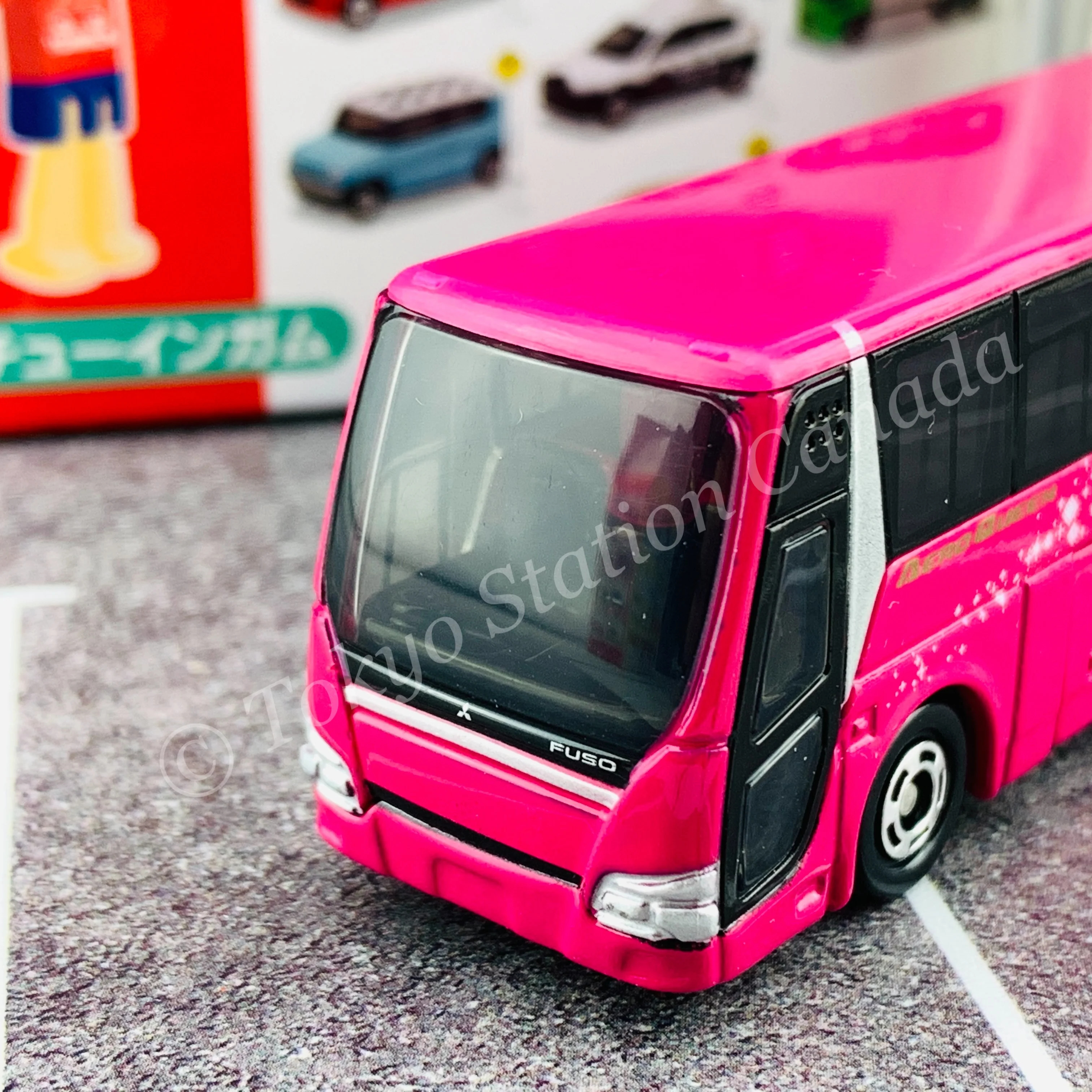 TAKARA TOMY A.R.T.S TOMICA Sign Set #1 - Mitsubishi FUSO AERO QUEEN with a road sign stand - Image 2