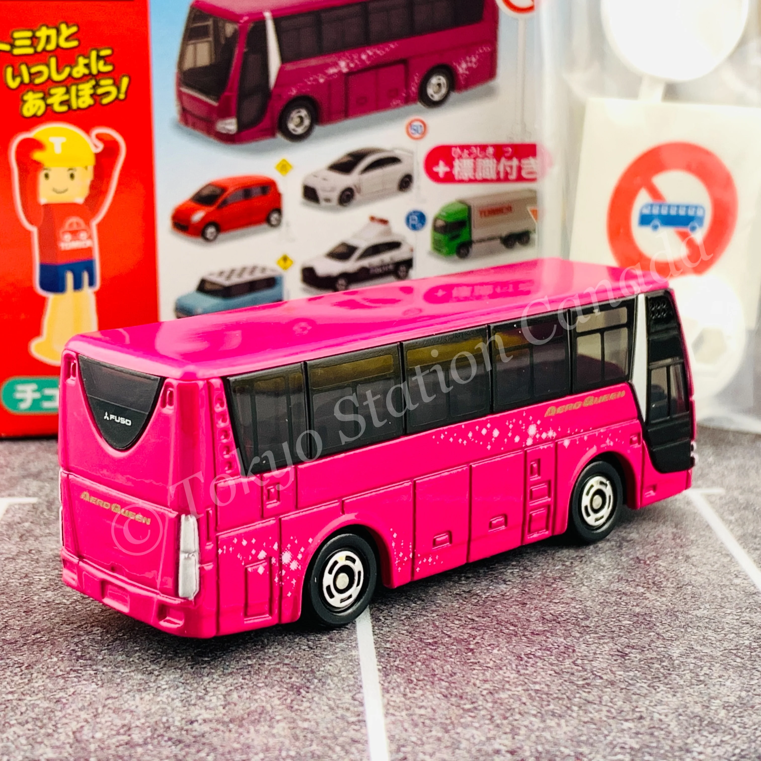 TAKARA TOMY A.R.T.S TOMICA Sign Set #1 - Mitsubishi FUSO AERO QUEEN with a road sign stand - Image 3
