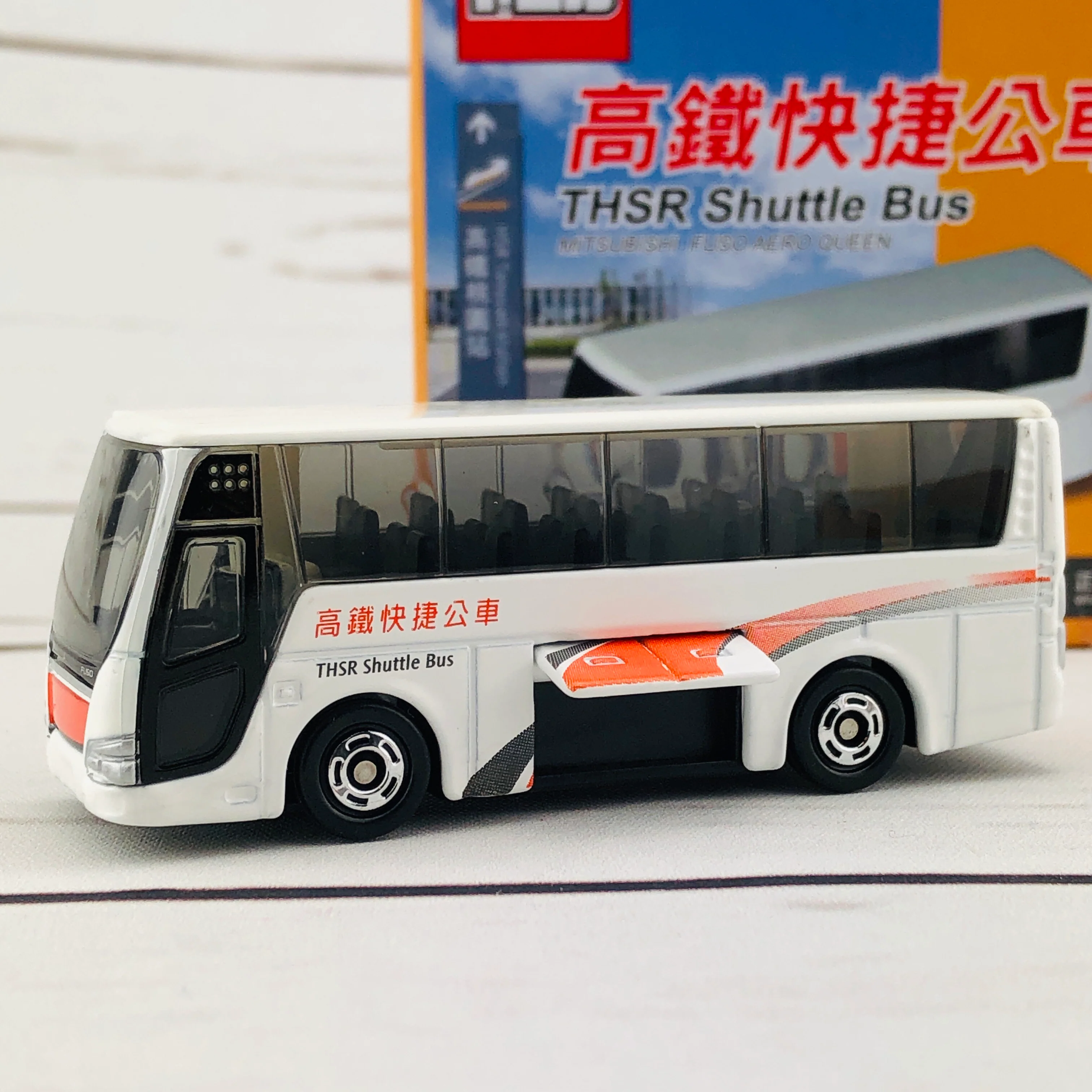 Tomica THSR Shuttle Bus Mitsubishi Fuso Aero Queen - Image 2