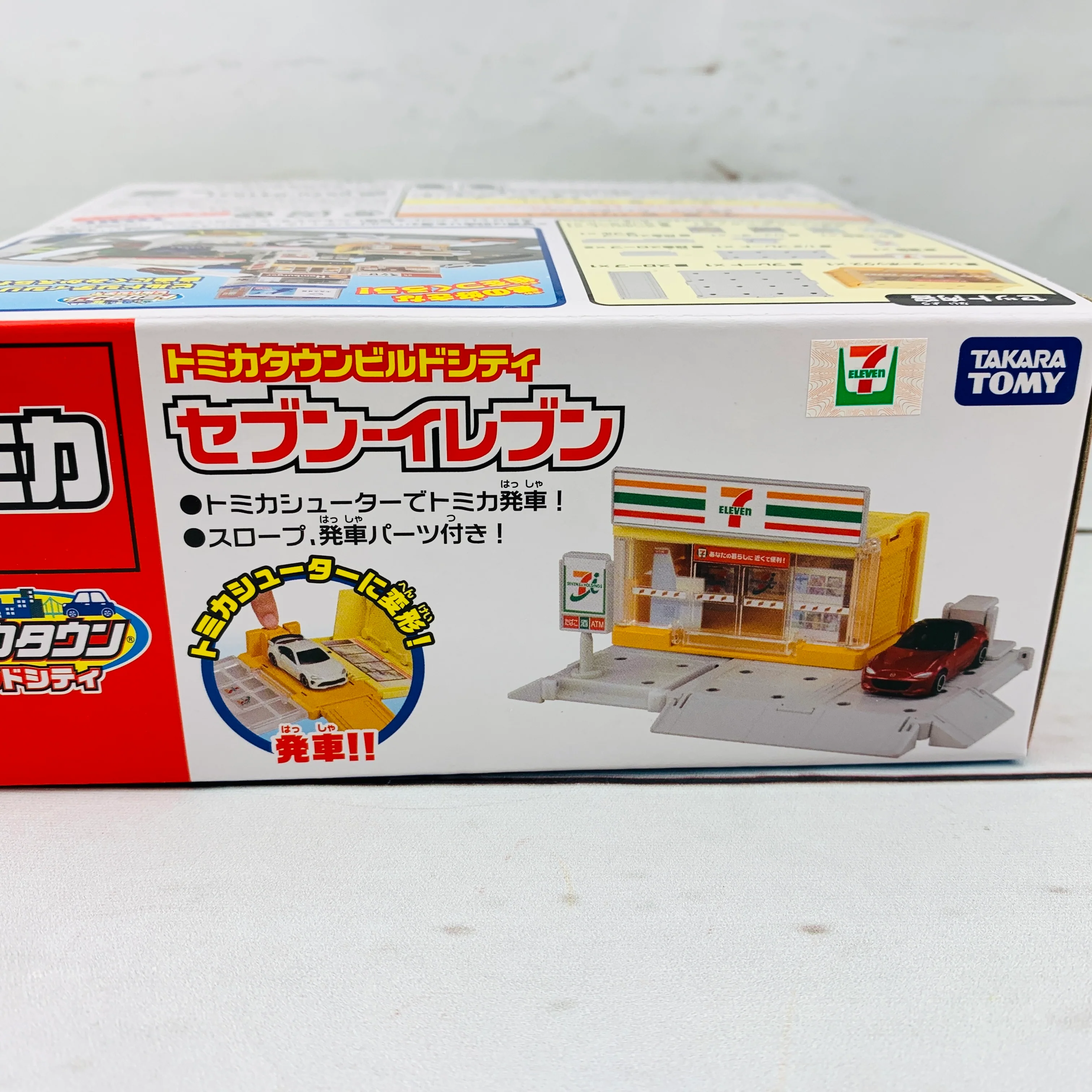 TOMICA Town Town Build City 7-Eleven Convenience Store - Image 4