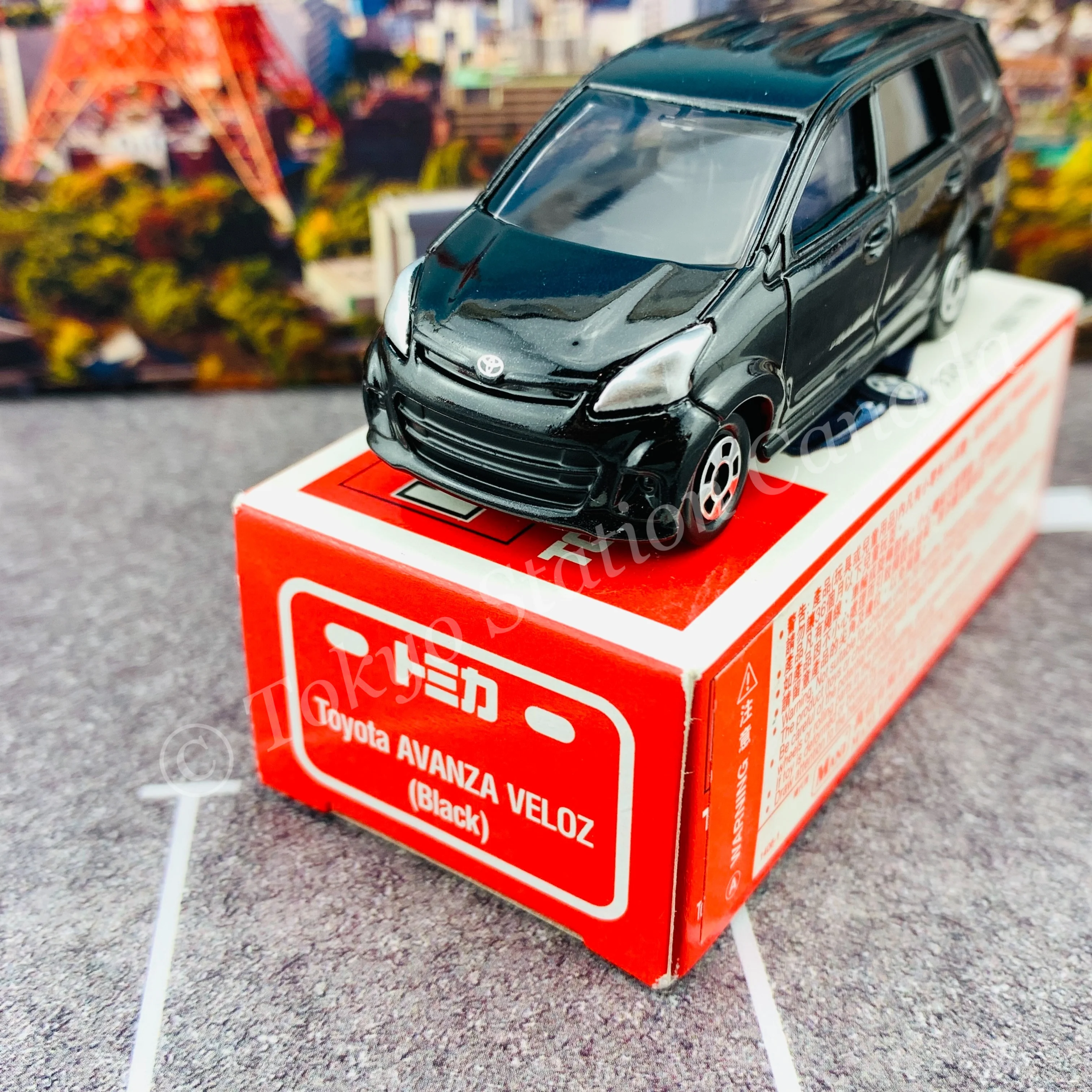 TOMICA Toyota AVANZA VELOZ (Black) 4904810805557 - Image 2