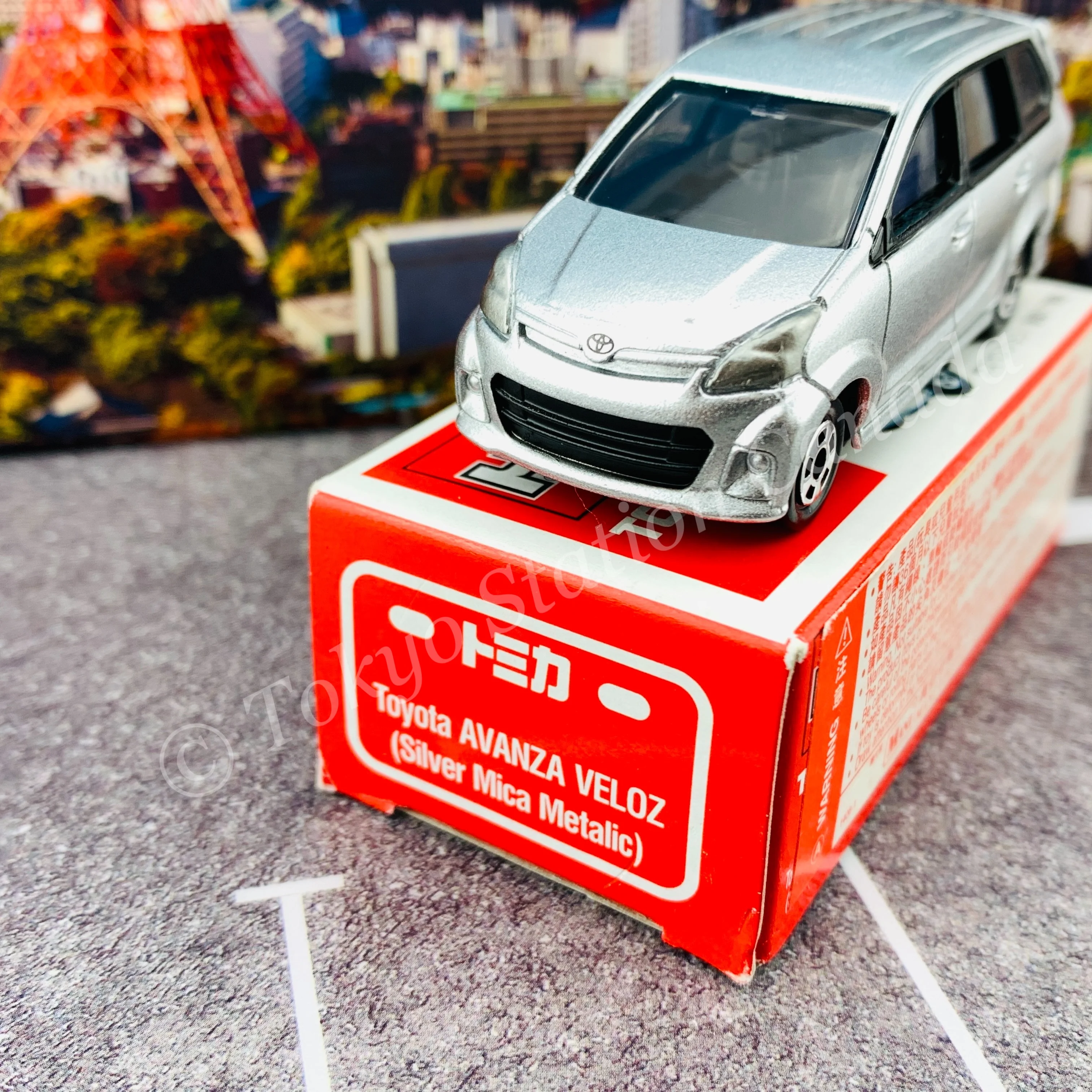 TOMICA Toyota AVANZA VELOZ (Silver Mica Metallic) 4904810805540 - Image 2