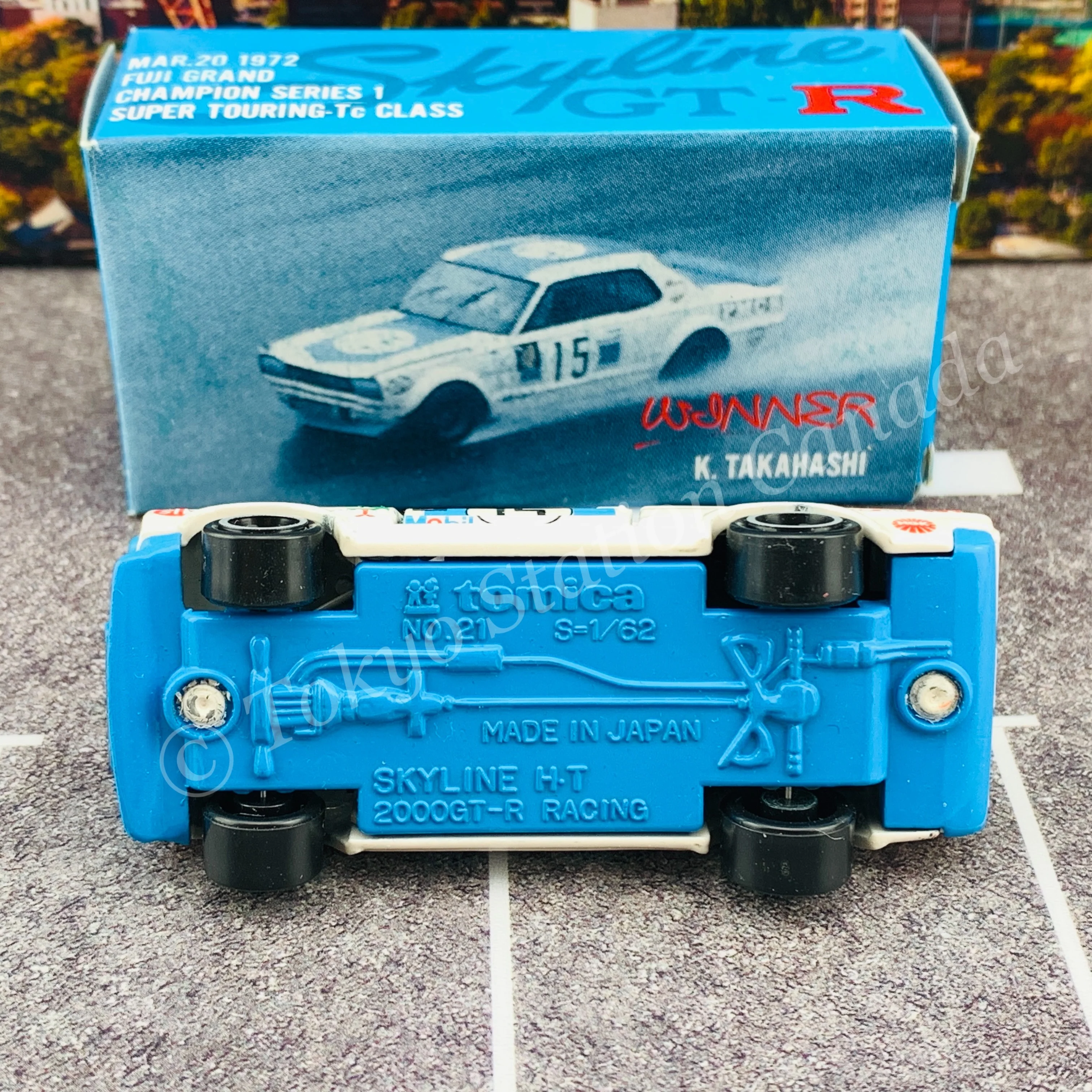 TOMICA x II ADO COMPANY Skyline HT 2000 GT-R (KPGC10) Winner K. TAKAHASHI MADE IN JAPAN - Image 2