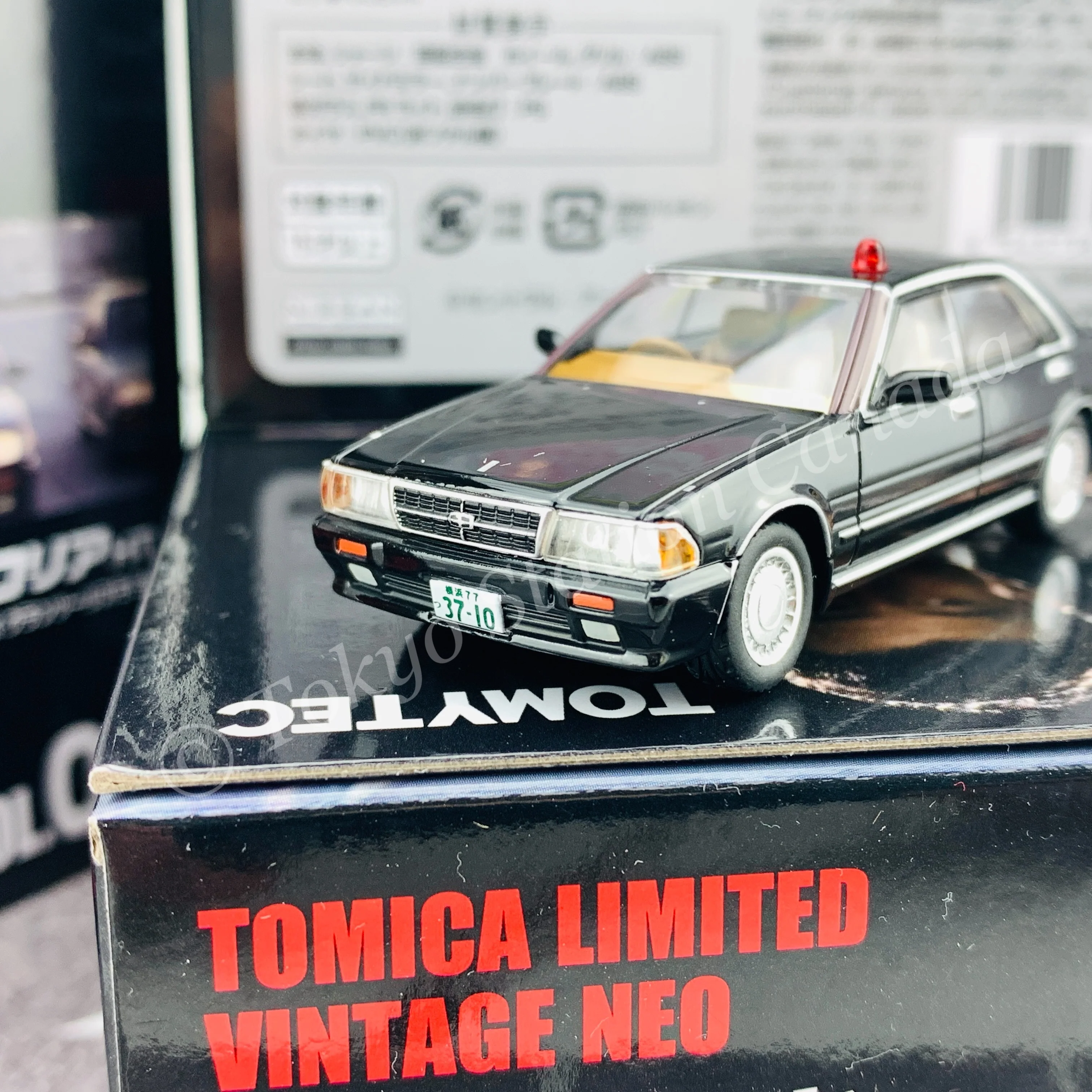 Tomytec Limited Vintage Neo 1/64 Abunai Deka Vol. 08 Nissan Gloria (Minato 304) 4543736290377 - Image 2