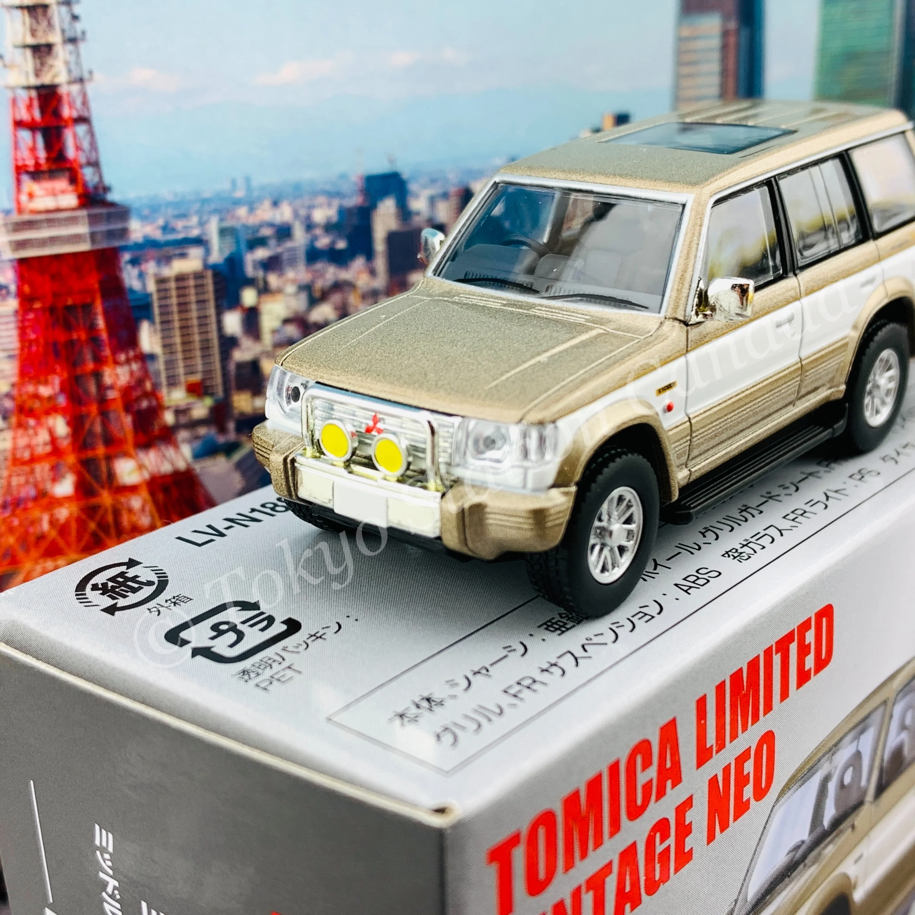 TOMYTEC TOMICA LIMITED VINTAGE NEO 1/64 Mitsubishi Pajero Super Exceed 1991 (Beige/White) LV-N189c - Image 2