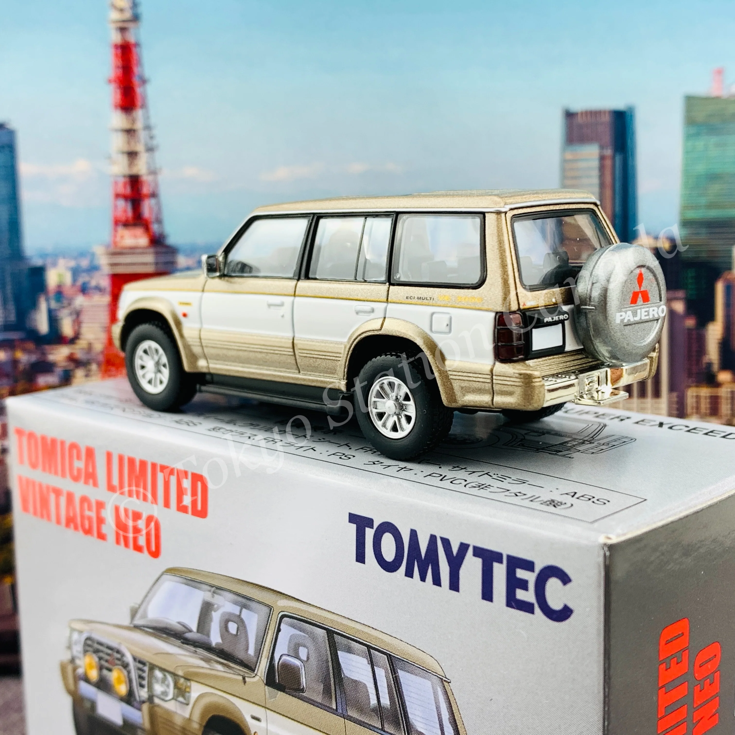 TOMYTEC TOMICA LIMITED VINTAGE NEO 1/64 Mitsubishi Pajero Super Exceed 1991 (Beige/White) LV-N189c - Image 4