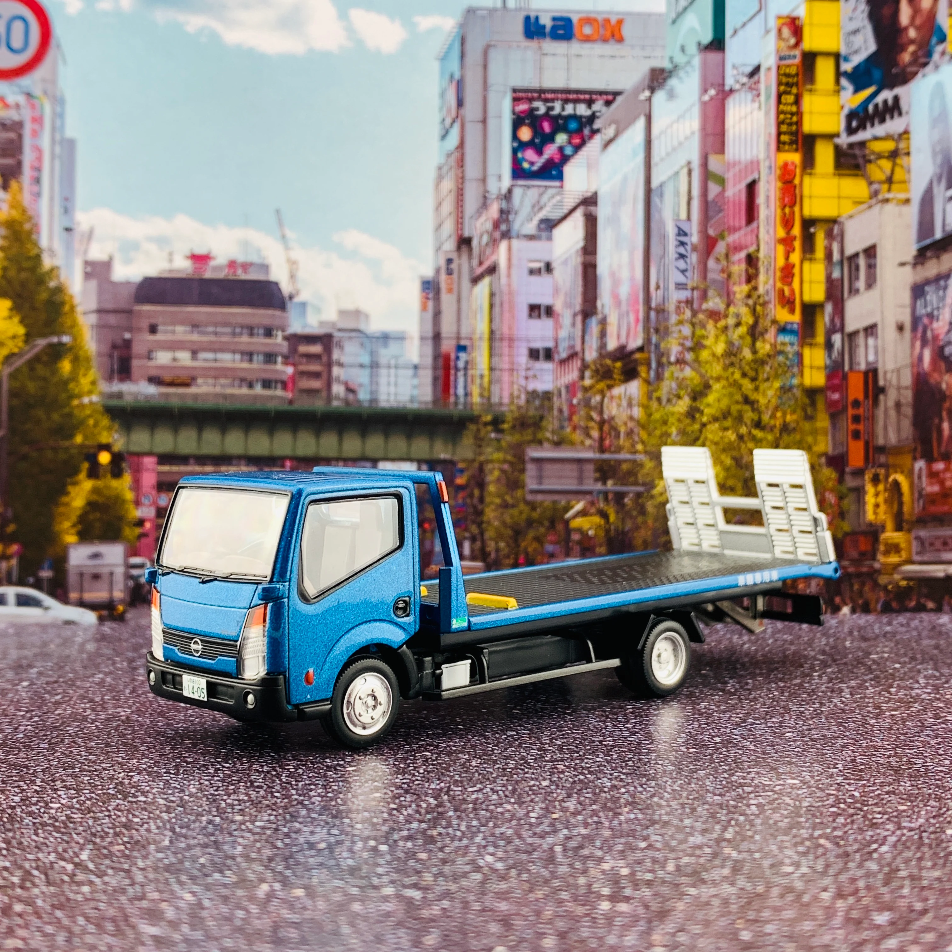 TOMYTEC Tomica Limited Vintage Neo 1/64 Nissan Atlas (F24) Hanamidai Safety Loader BLUE 花見台自動車 LV-N144d - Image 2