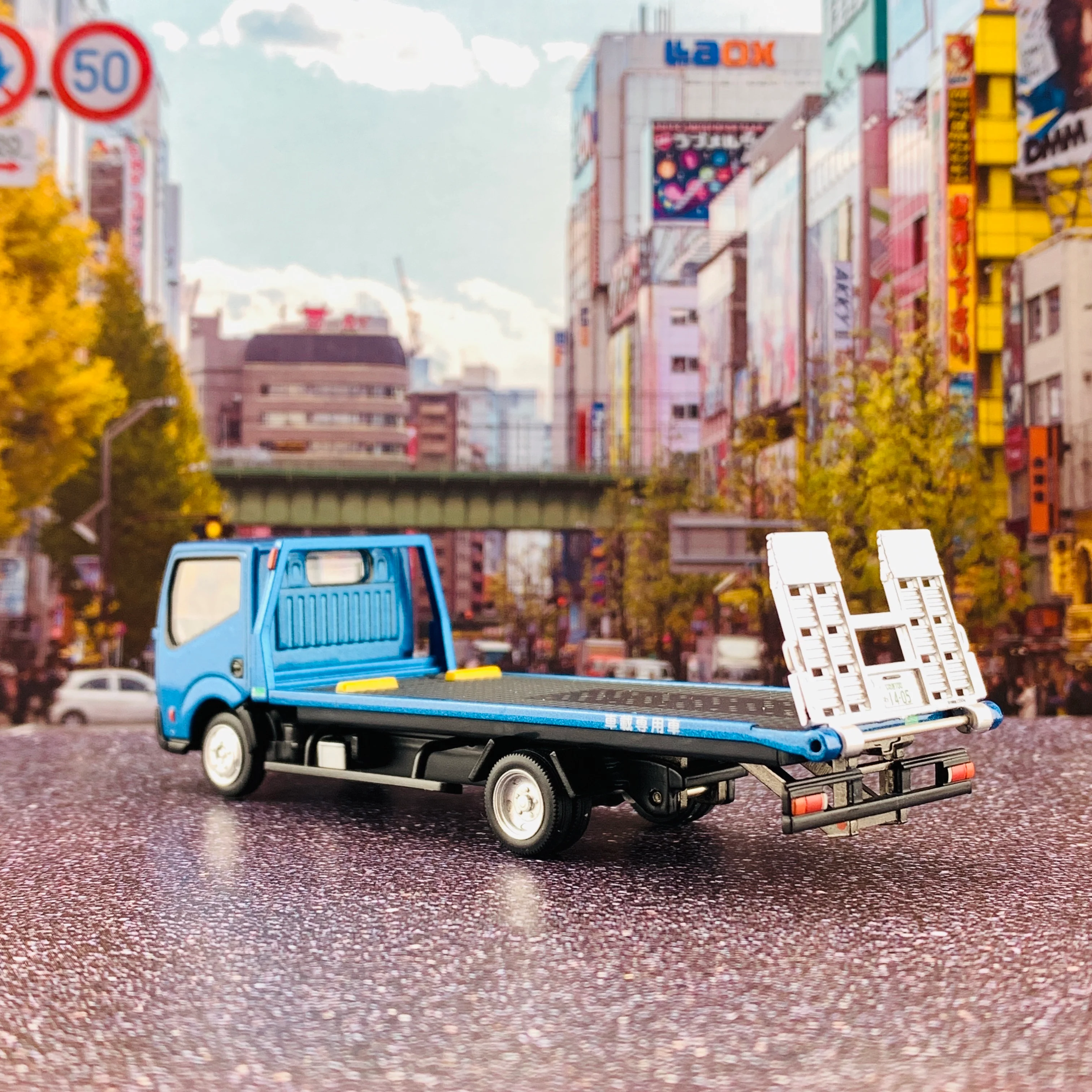 TOMYTEC Tomica Limited Vintage Neo 1/64 Nissan Atlas (F24) Hanamidai Safety Loader BLUE 花見台自動車 LV-N144d - Image 3