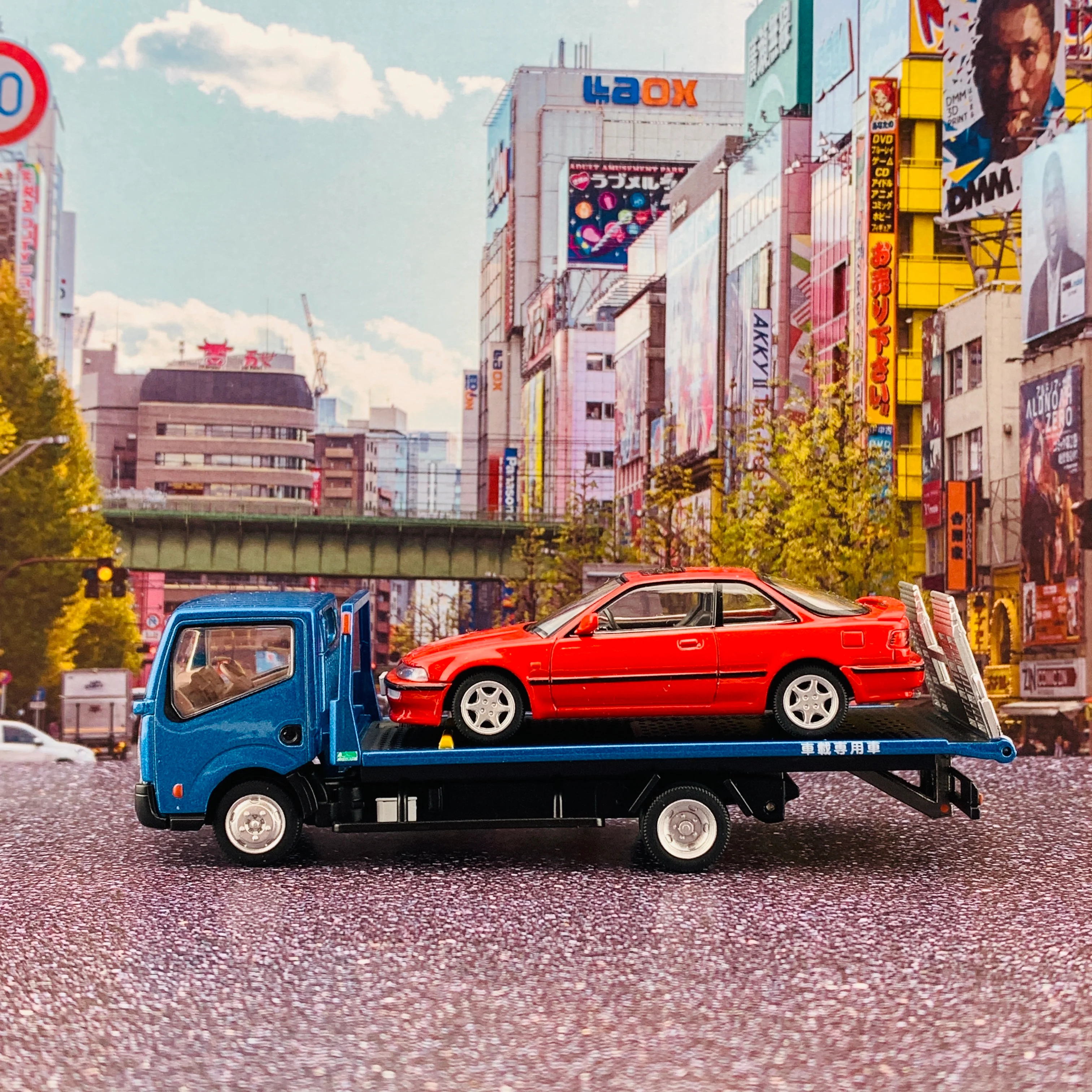 TOMYTEC Tomica Limited Vintage Neo 1/64 Nissan Atlas (F24) Hanamidai Safety Loader BLUE 花見台自動車 LV-N144d - Image 4