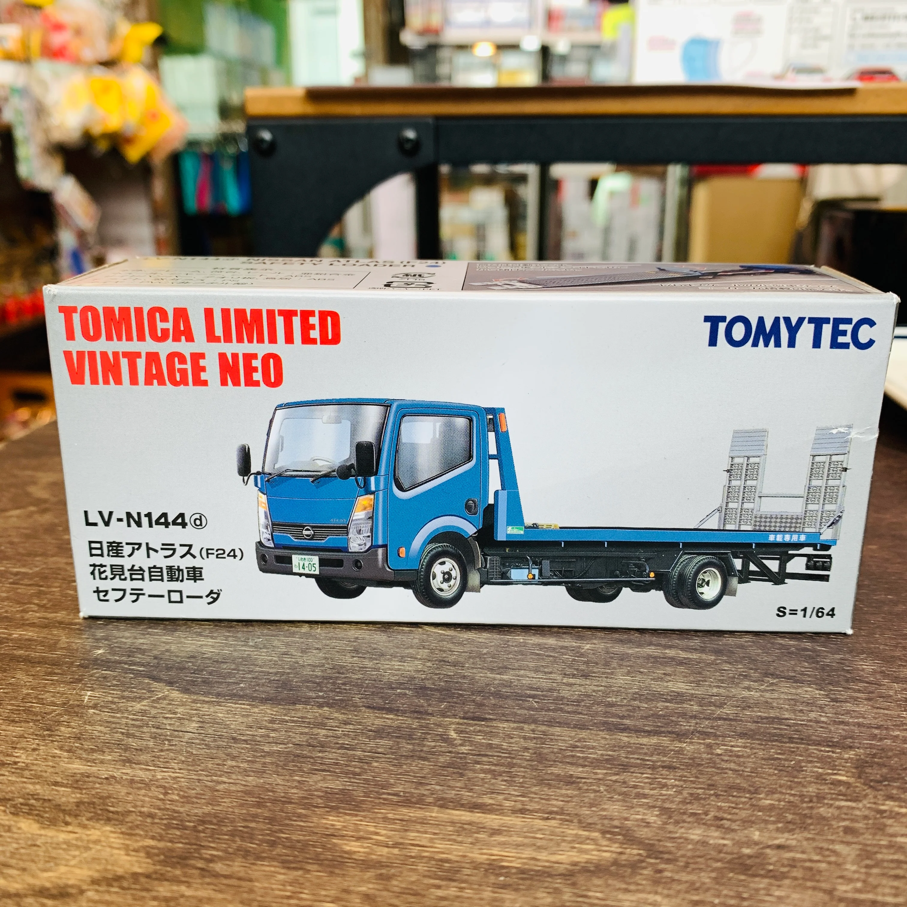 TOMYTEC Tomica Limited Vintage Neo 1/64 Nissan Atlas (F24) Hanamidai Safety Loader BLUE 花見台自動車 LV-N144d - Image 7